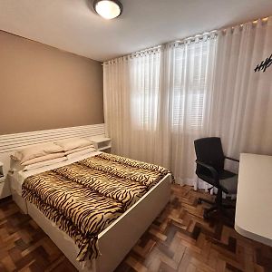 Apto 2 Quartos mais Sofá Cama até 5 Pessoas - Avenida Carlos Gomes
